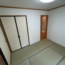 5.2帖の和室 リビングと地続きなので引き戸オープンで広々使えます